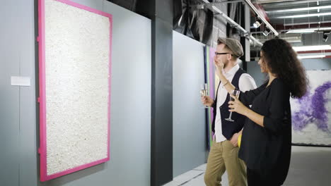 pareja viendo arte en una galería de arte