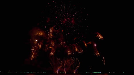 festival de fuegos artificiales durante la víspera de año nuevo