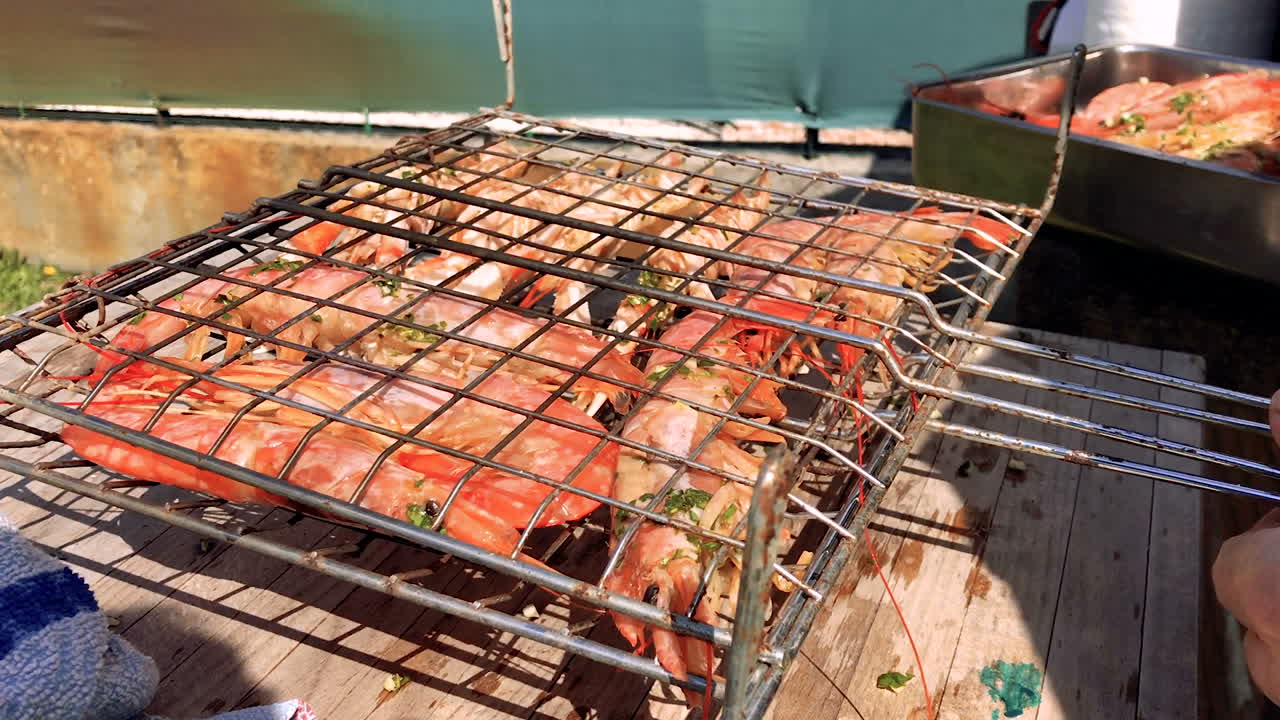 그릴 바구니를 닫는 거대 새우 또는 새우, 느린 동작