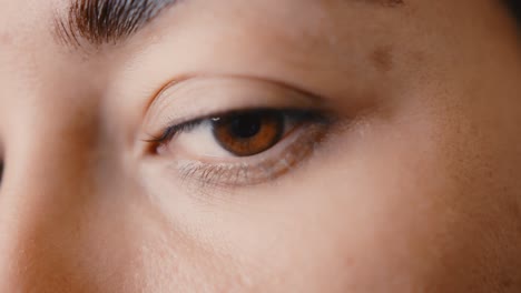 primer plano del ojo de una mujer.