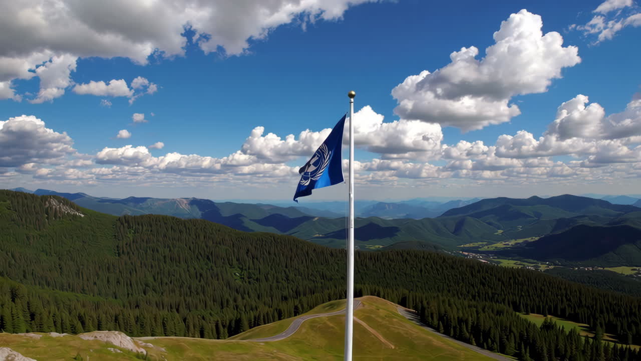 FN-flag højt over bjergene