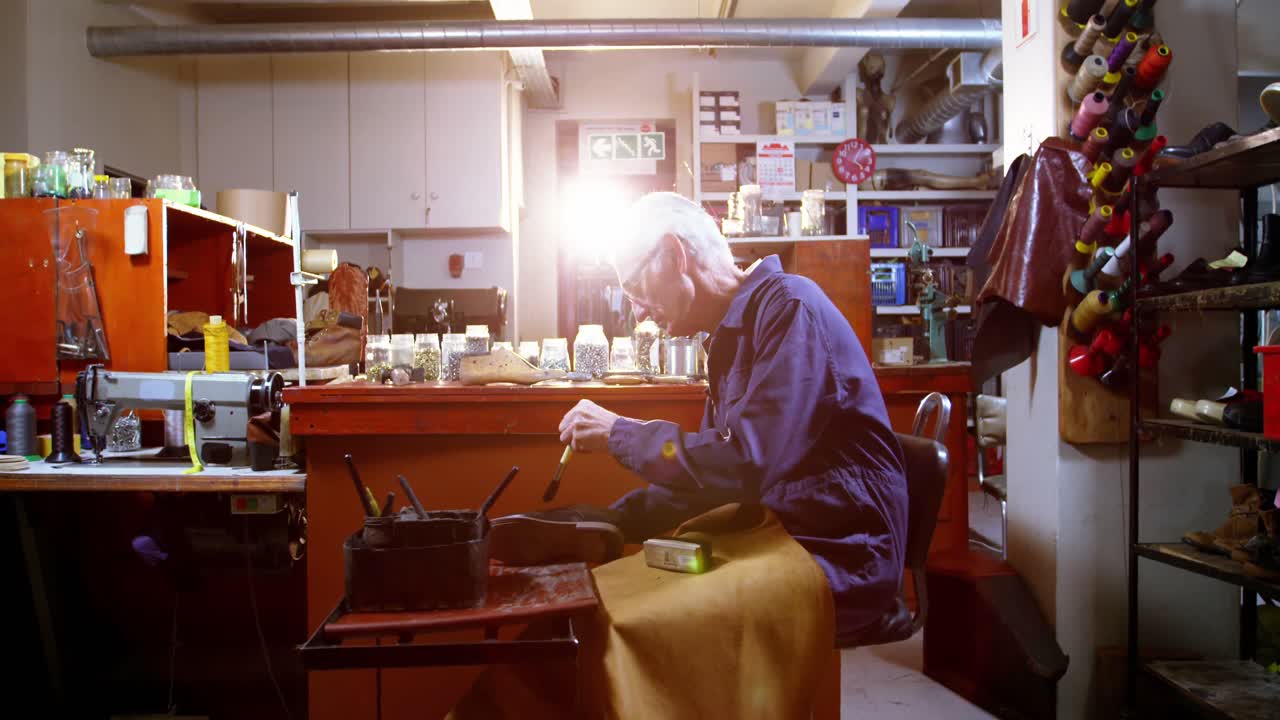 신발 에 그림 을 그리는 신발 제작자