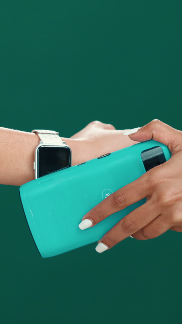 Primo piano di mani che toccano lo smartphone sullo smartwatch per il pagamento contactless