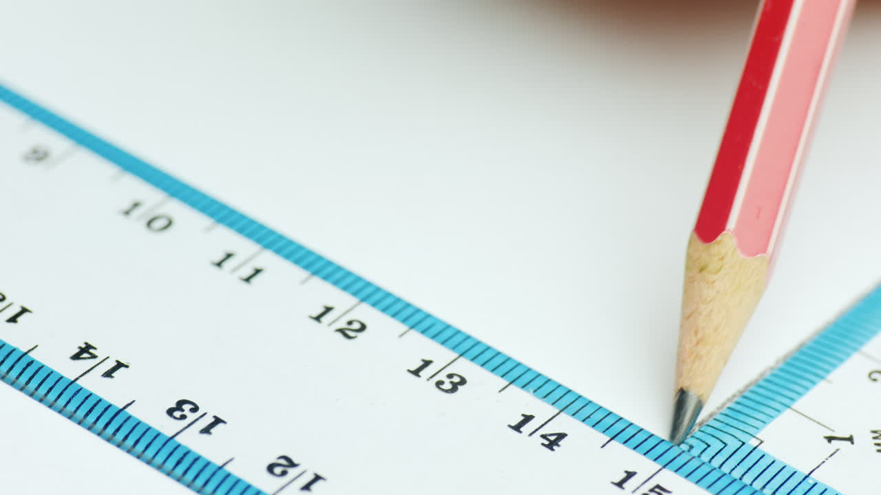 간단한 연필로 그림에 선을 그립니다.