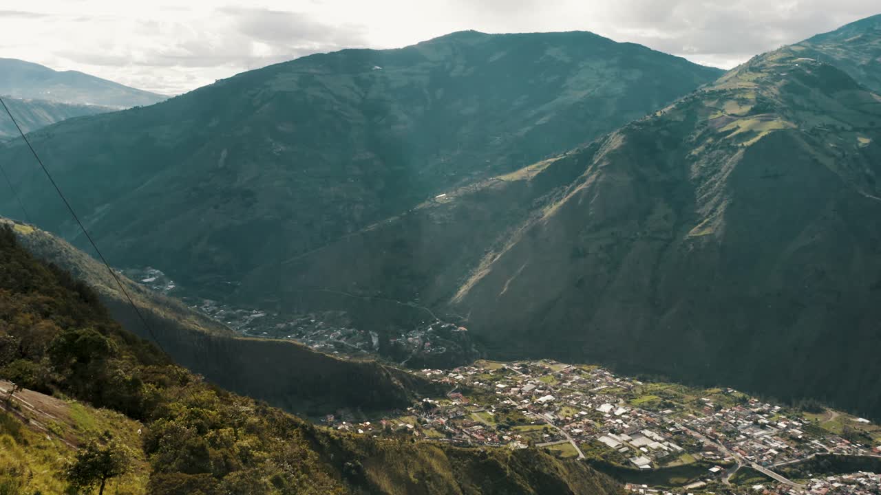 탁 트인 도시가 있는 에콰도르 바노스의 세계 끝 그네