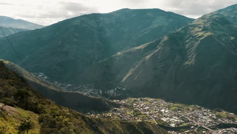 el columpio del fin del mundo en baños, ecuador con ciudad panorámica