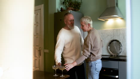 pareja bebiendo y bailando en casa