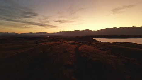 Epischer-Drohnenflug-Entlang-Der-Bergrückenlinie-Vor-Sonnenaufgang-Im-Neuseeländischen-Hochland