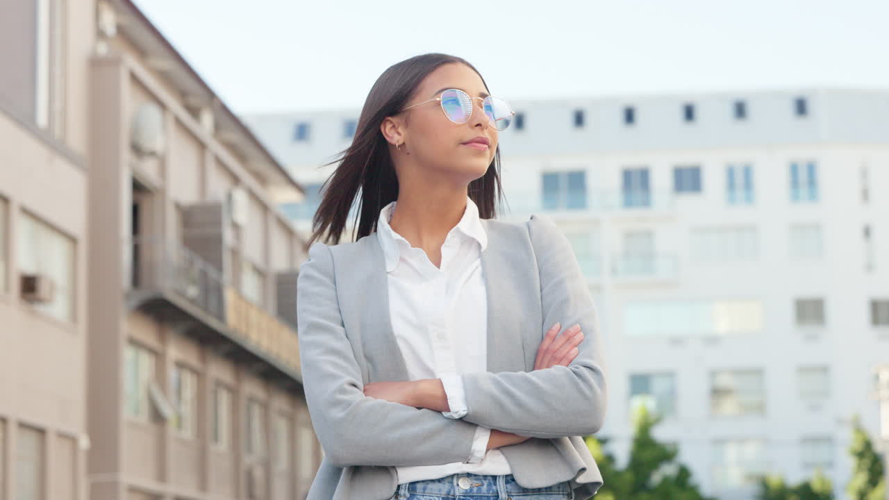 Mulher feliz e moderna olhando para longe