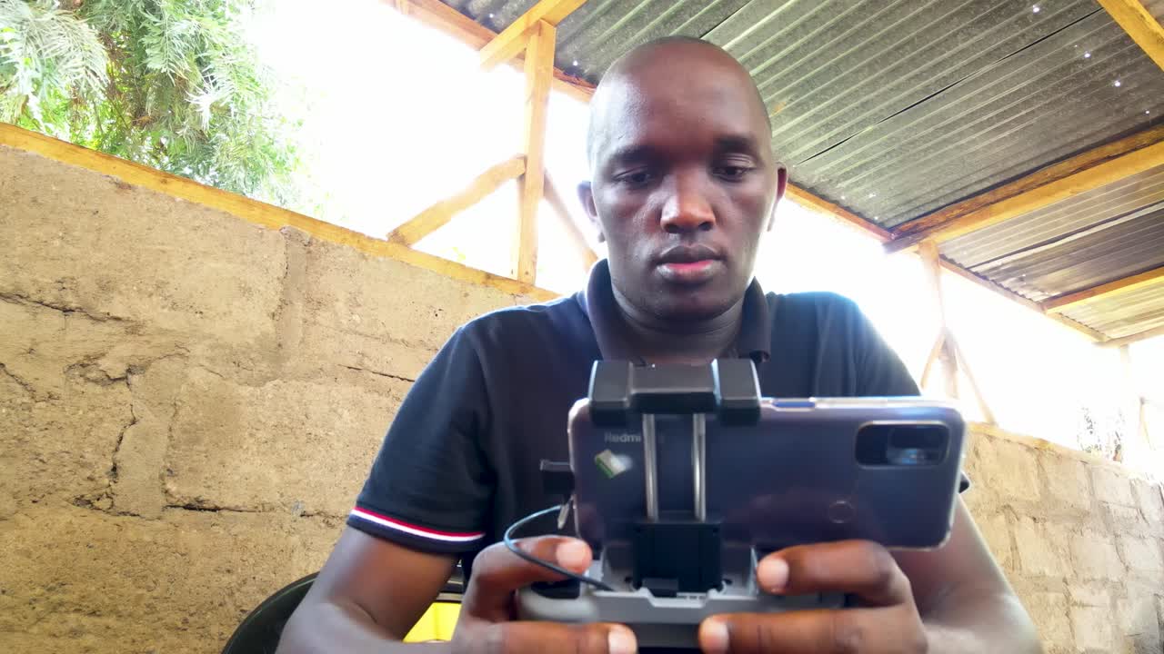 농촌 아프리카에서 드론을 비행하는 아프리카 드론 조종사