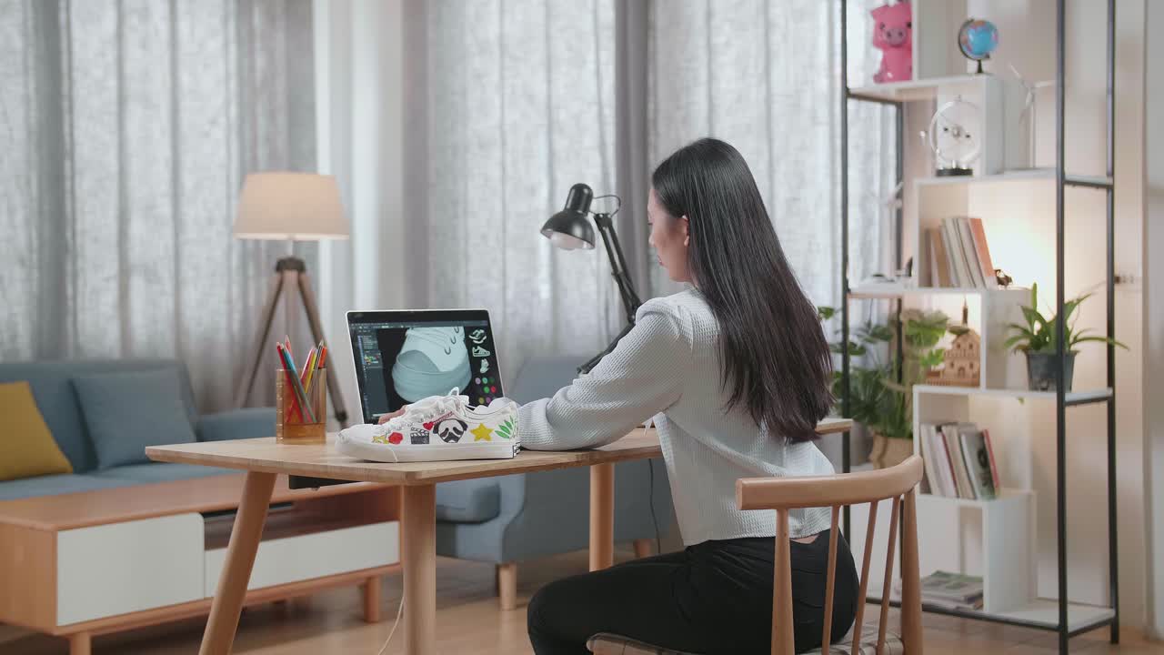 컴퓨터 에서 운동화 를 디자인 하는 여자