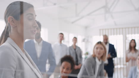 mujer líder de equipo de negocios escribiendo en una pizarra de vidrio capacitando a colegas compartiendo ideas para resolver problemas en una presentación de seminario corporativo