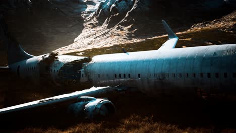 el avión se estrelló en una montaña.