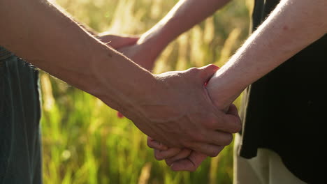 Primer-Plano,-Hombres,-Tomados-De-La-Mano