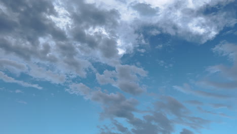 Toma-Panorámica-Del-Hermoso-Cielo-Azul-De-Verano-Con-Nubes-Blancas