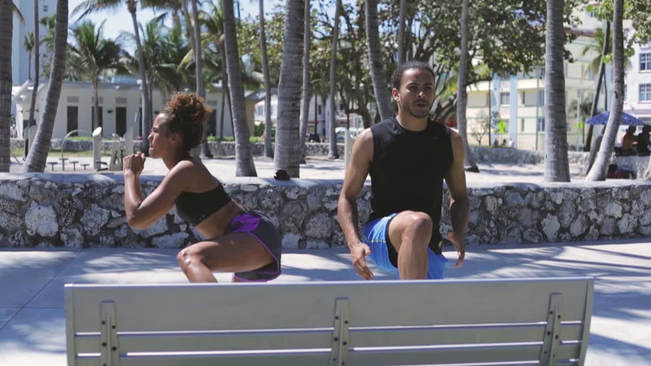 pareja de pie y trabajando en un banco