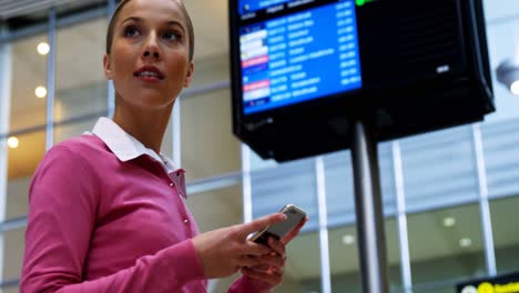 mujer enviando mensajes de texto en el teléfono móvil