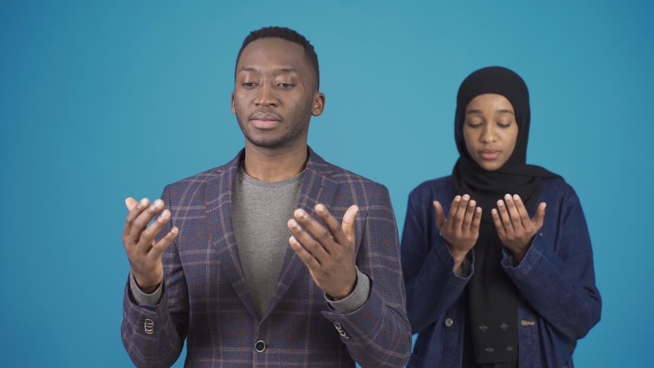 Retrato de homem e mulher muçulmanos africanos orando. Jovem homem e mulher africanos.
