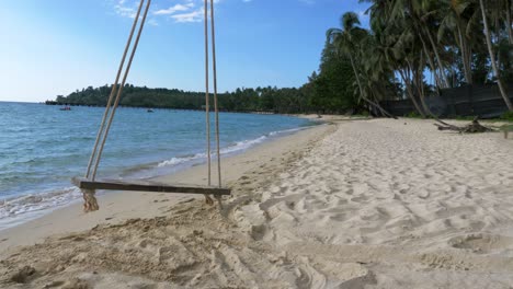 columpio casero en una playa en una hermosa bahía en una isla en tailandia