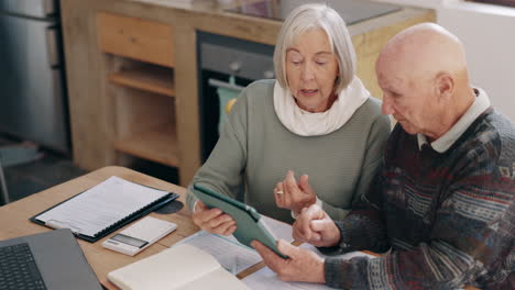 Tablet,-Finanzen-Und-älteres-Paar-Im-Gespräch