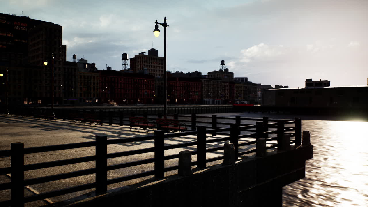 una vista de un muelle en una ciudad al atardecer