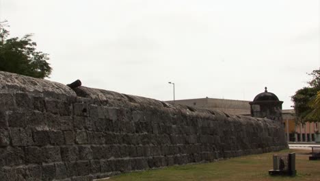 Watchtower-and-the-walls-of-the-fortress-of-Castillo-de-San-Felipe-de-Barajas,-Cartagena,-Colombia