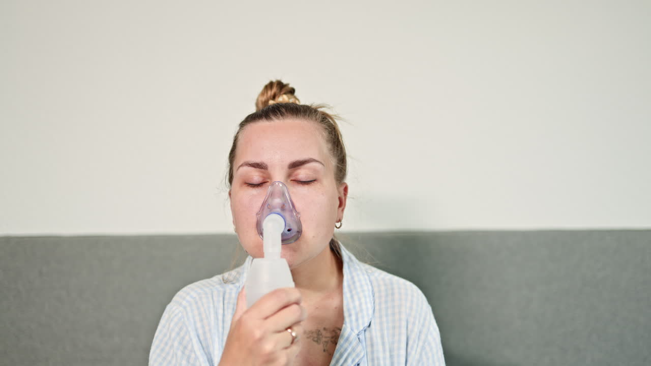 Žena používající nebulizátor zdůrazňuje zásadní roli vysoce kvalitní klinické péče při zlepšování zdraví, pohody a kvality života pacientů v různých fázích a stavech.
