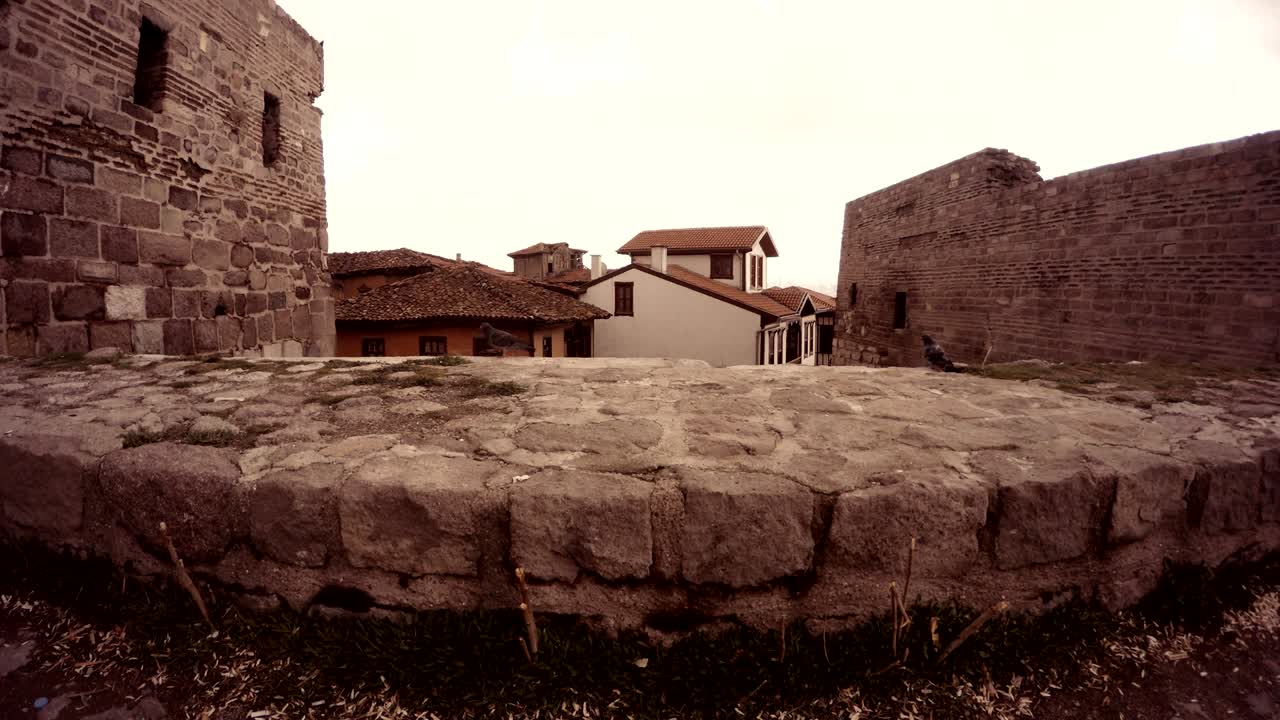 ciudadela hisar paredes de piedra vista en las casas con azulejos ankara