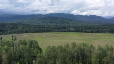 Fesselnde-Ackerlandschaften-Und-Wälder:-Eine-Atemberaubende-Fahrt-Durch-Bulkley-Valley,-BC