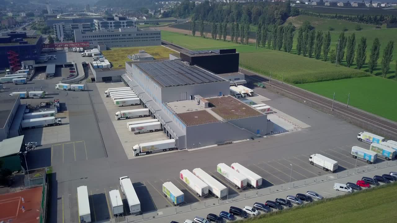 centro de logística de camiones y campo solar fuera de la ciudad de lucerna en suiza.