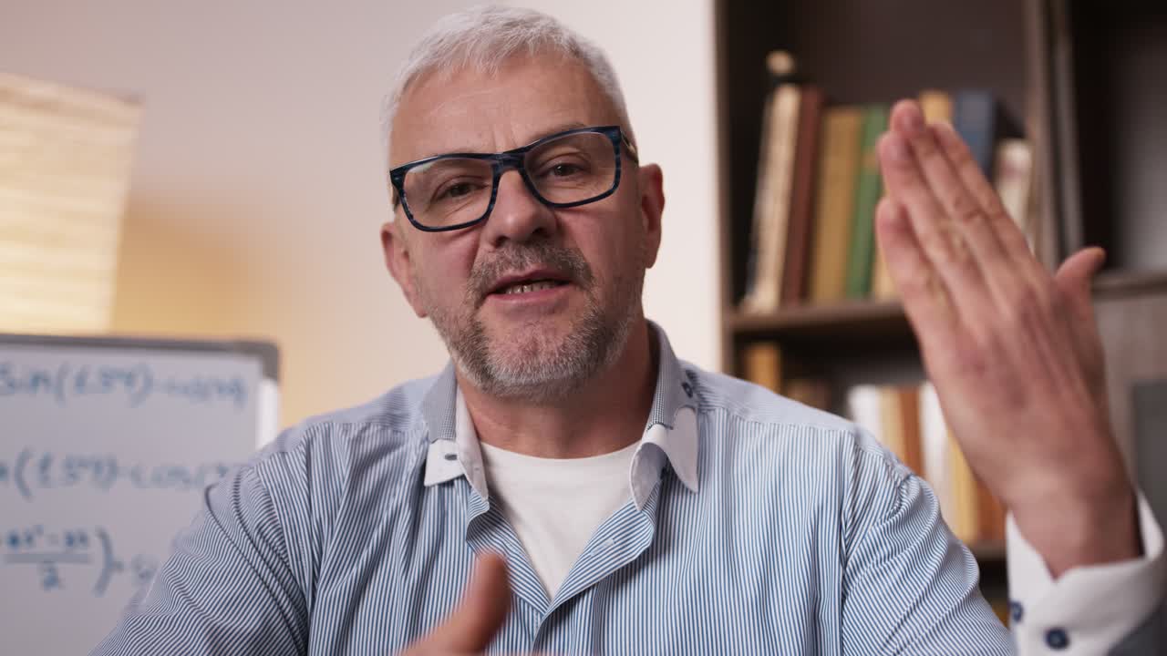 Uomo che tiene una presentazione o una lezione online