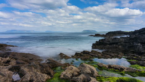 Zeitraffer-Einer-Zerklüfteten-Küste-Mit-Bewegten-Wolken-Und-Meeresfelsen-In-Augris-Head-In-Der-Grafschaft-Sligo-Am-Wild-Atlantic-Way-In-Irland