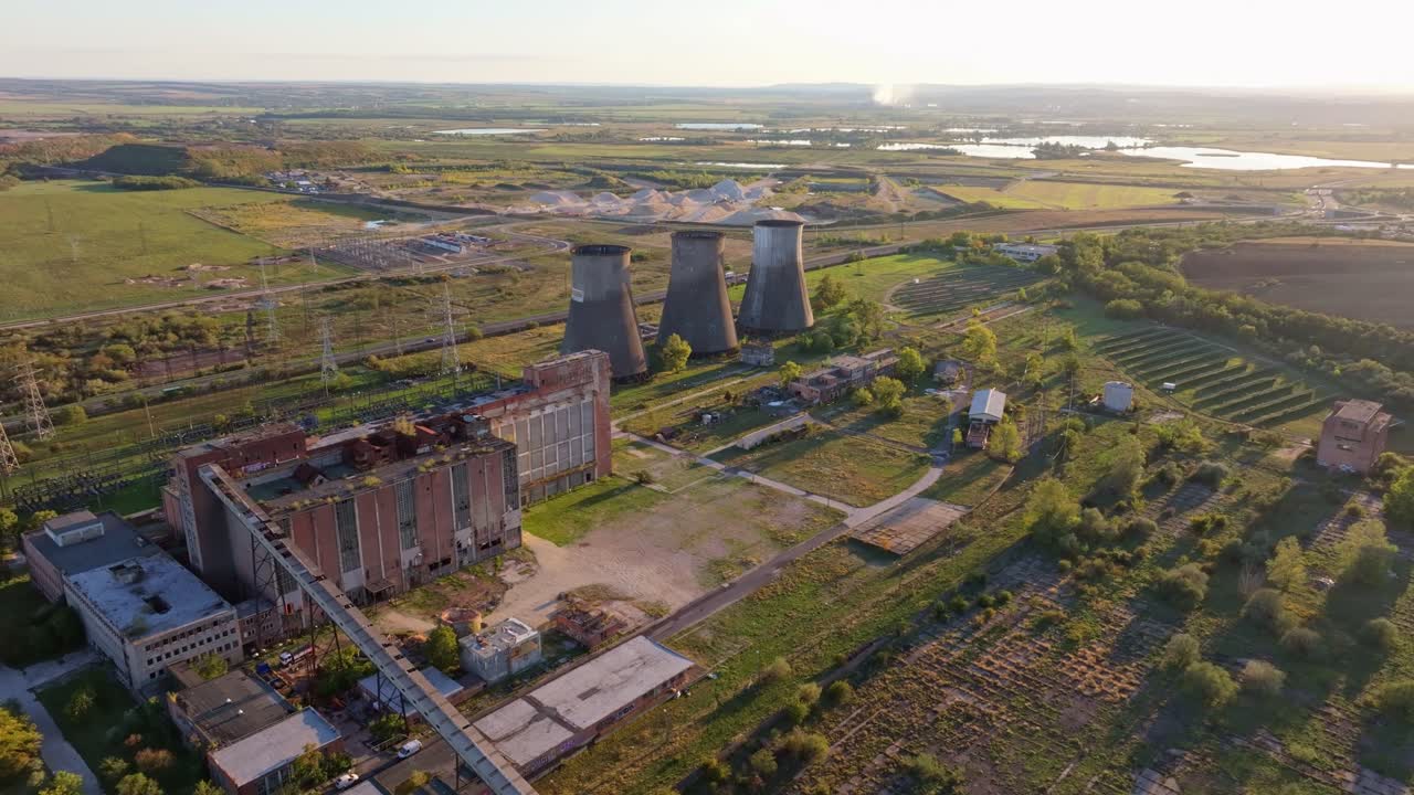 Torri di raffreddamento di un impianto abbandonato in uno spazio verde, Ungheria