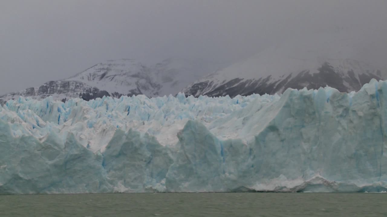 punto de vista de un barco que viaja a lo largo del borde de un glaciar 3