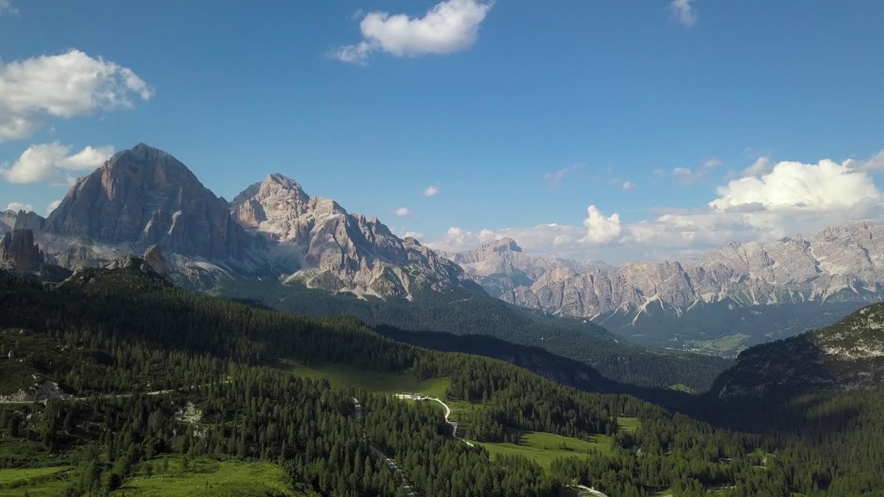 aerial de un valle verde perfecto rodeado de hermosas montañas en los alpes, dolomitas, belluno, italia, europa