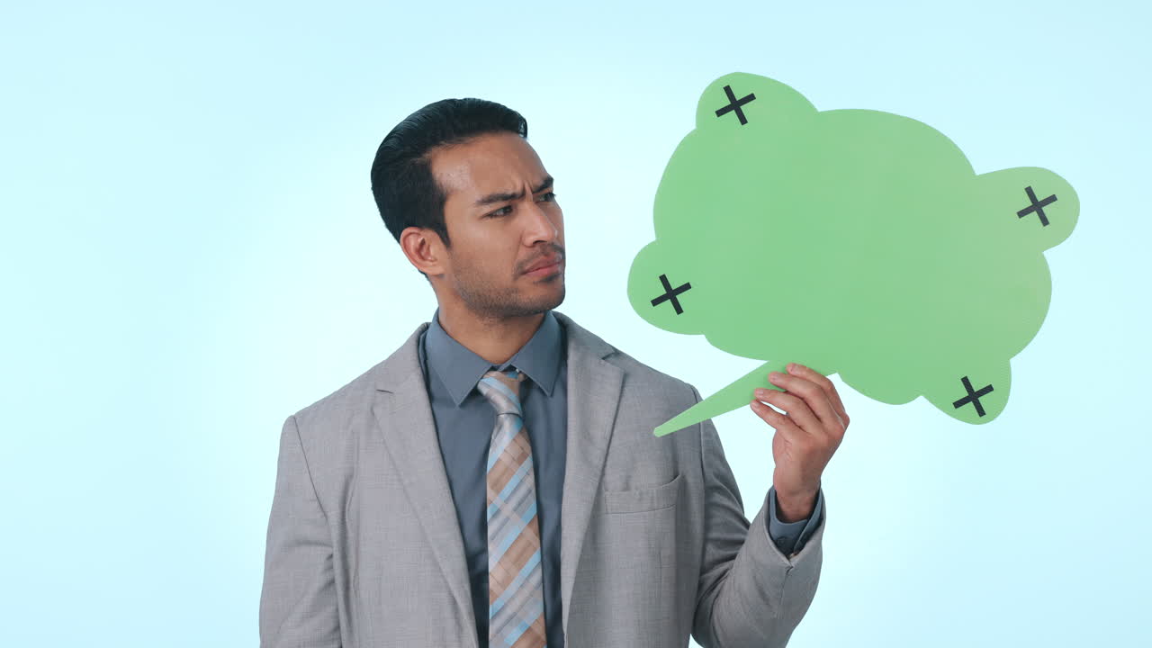 hombre de negocios, burbuja de habla y cara en el estudio