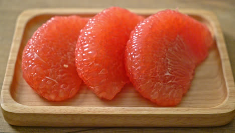 pomelo rojo fresco o pomelo en el plato