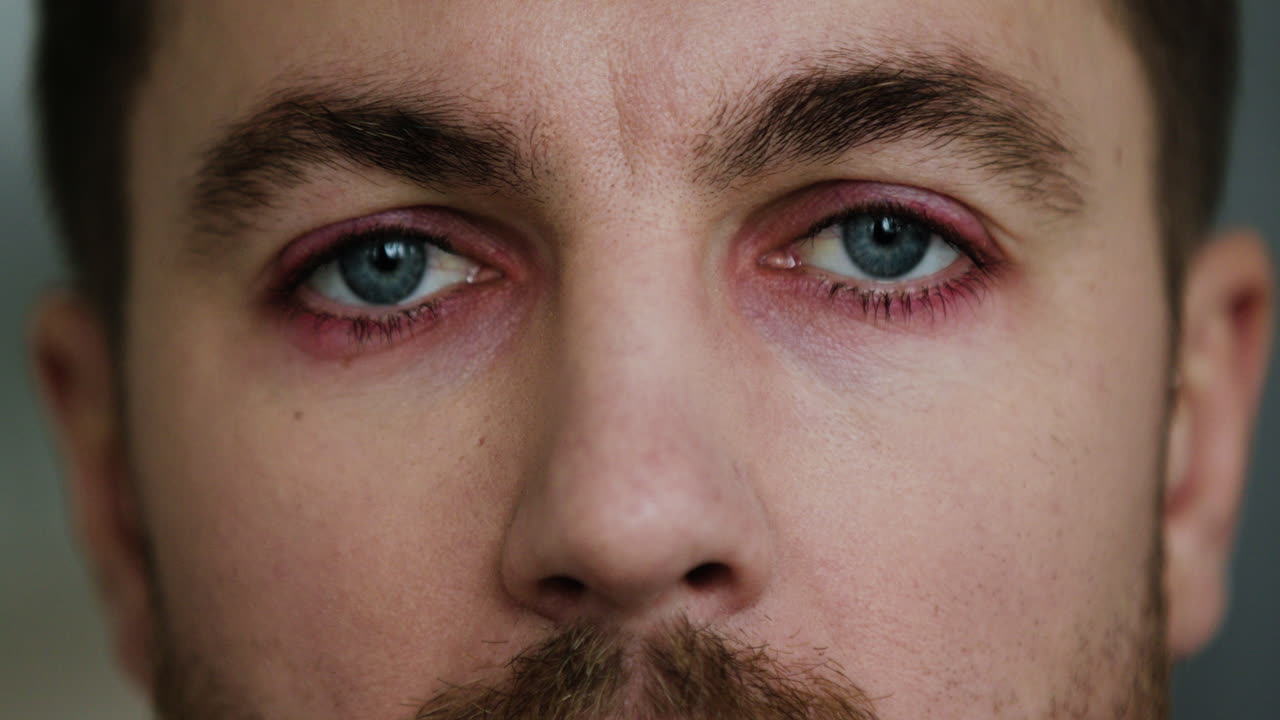 피곤한 남자의 클로즈업