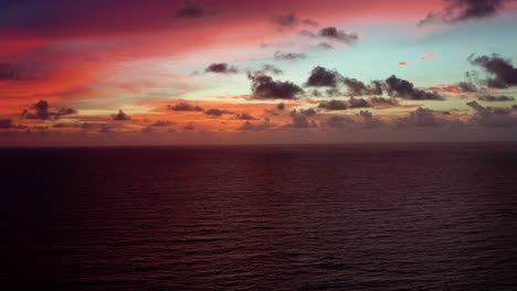 Lapso-De-Tiempo-De-Drones-Aéreos-De-Un-Impresionante-Amanecer-Dorado-Rosa-Y-Naranja-Con-El-Vasto-Océano-Debajo-En-Una-Cálida-Mañana-De-Verano-En-El-Norte-De-Brasil-Cerca-De-Joao-Pessoa