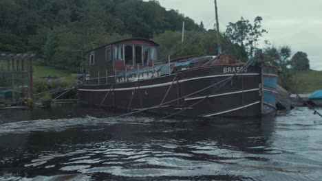 Hausboot-Sechzig-Fuß-Lastkahn-Vertäut-Vor-Der-Küste