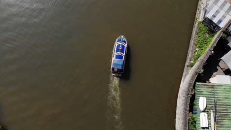 antena: barco pasa kayak en el río avon de la ciudad de bristol en verano