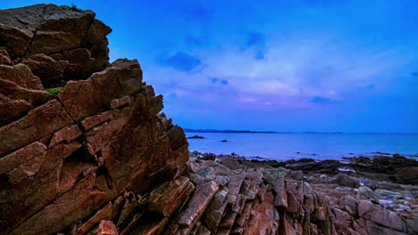 formación rocosa y costa rocosa de la playa desde el anochecer hasta la noche en guernsey