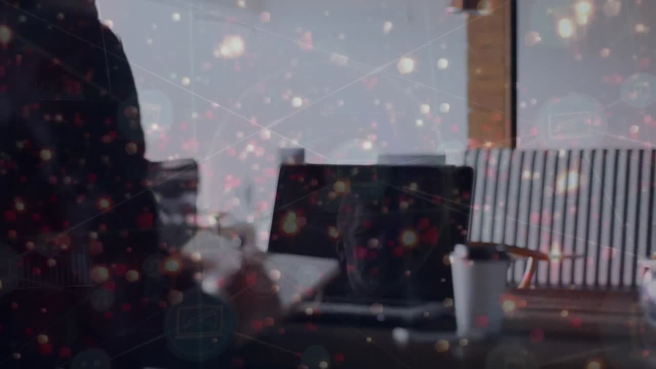 디지털 아이콘과 빛의 불꽃의 네트워크의 애니메이션이 메모를 취하는 사람의 중간 부분에 떠 있습니다.