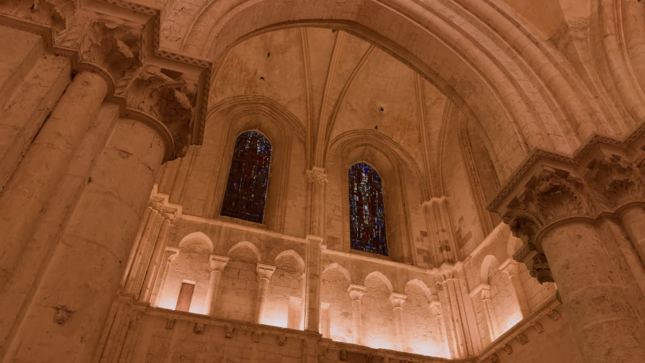 프랑스 블루아에 있는 세인트 니콜라스 성당의 창문의 낮은 각도 촬영, 빈티지 아키텍처 기둥과 함께.