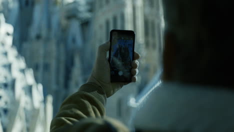 taking a picture of sagrada familia with a smartphone