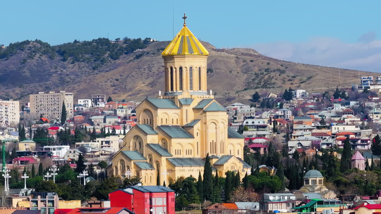 Gürcistan'daki dünyanın en büyük Ortodoks katedrallerinden biri olan Tiflis Kutsal Üçlü Katedrali'nin 4K havadan drone görüntüsü._009