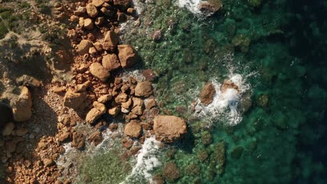 Zoom-Lento-De-ángulo-Alto-Aéreo-En-Imágenes-De-Una-Hermosa-Agua-Turquesa-Cerca-De-La-Playa-De-Rampla-En-La-Isla-De-Gozo,-Malta