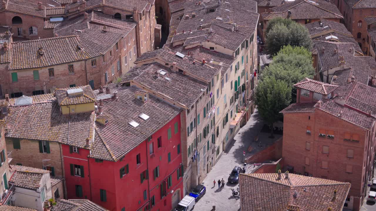 Vista panoramica dell'architettura storica di Siena e delle colline toscane.
