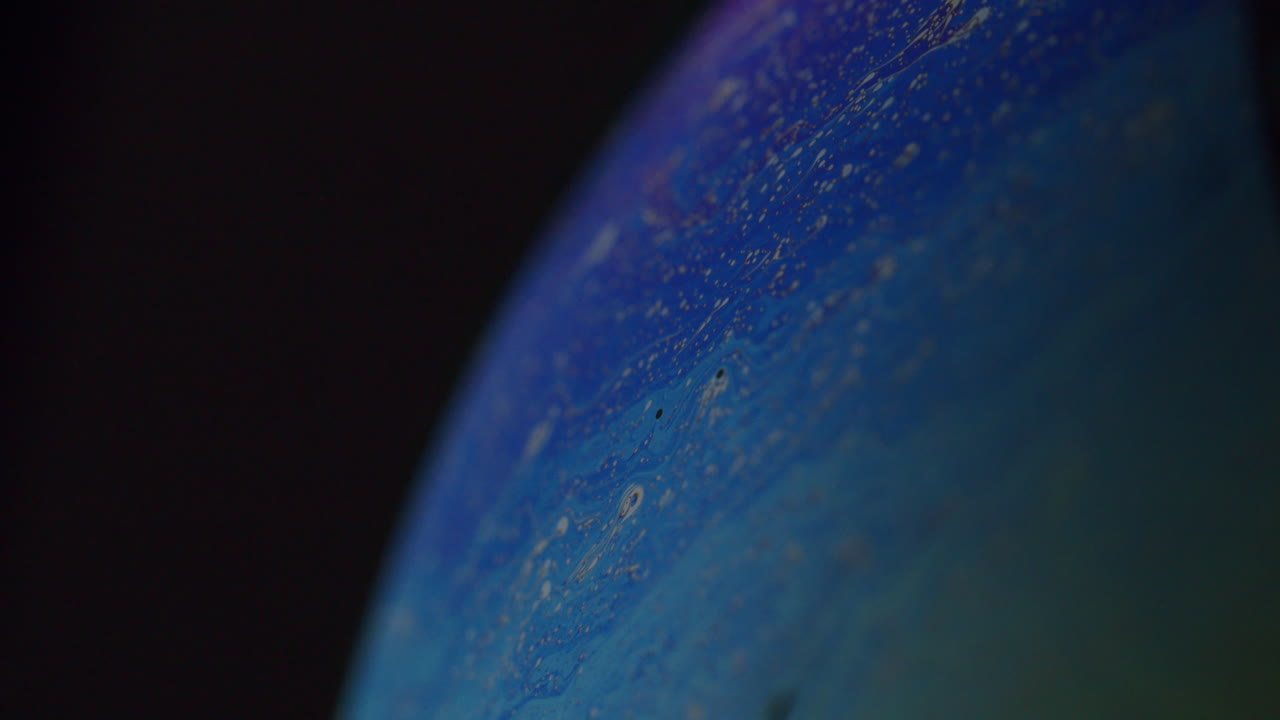 fenómeno natural en una burbuja de jabón, la luz se refleja en la burbuja y crea iridiscencia