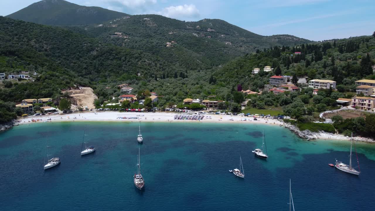 aproximándose desde el aire sobre la bahía de la playa de mikros poros gialos, lefkada, grecia